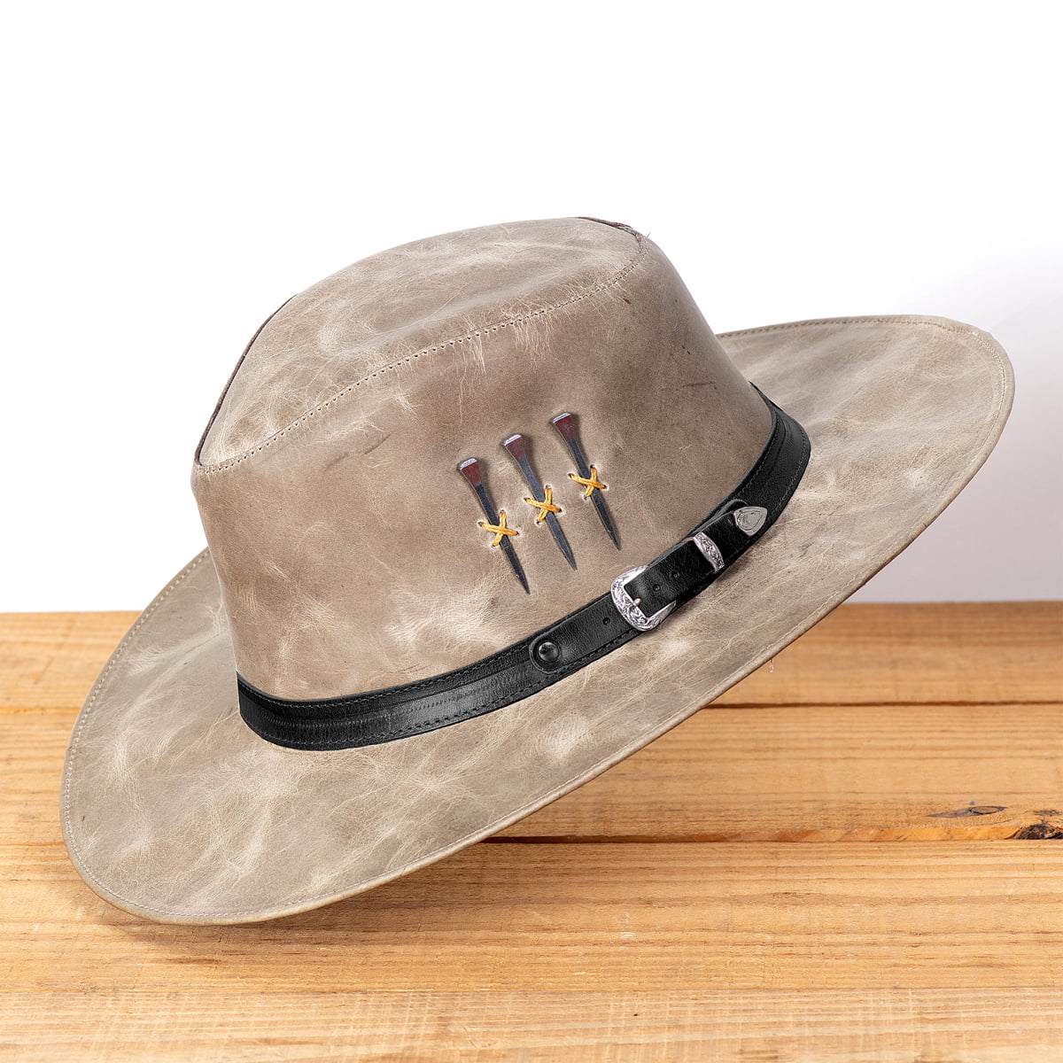 Chapéu Cowboy 3 Cravos em Couro – Bandinhas 2 | L Jacó 